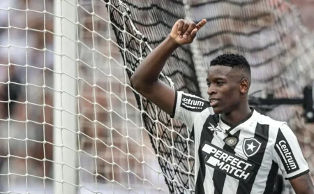 Marlon Freitas é exaltado por Luiz Henrique e tem liderança reforçada no Botafogo campeão.
