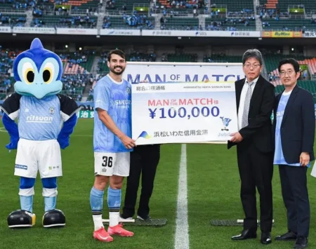 Ricardo Graça, ex-Vasco, eleito melhor em campo, marca e comanda goleada do Jubilo Iwata