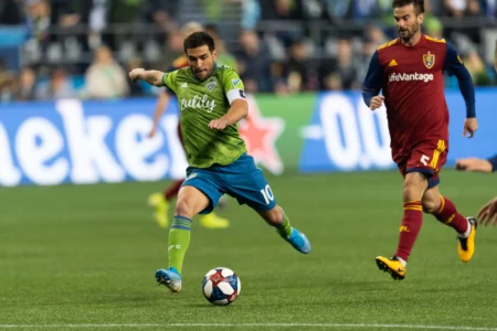 Lodeiro, ex-Botafogo, enfrenta o Seattle Sounders na estreia: um gigante em campo.