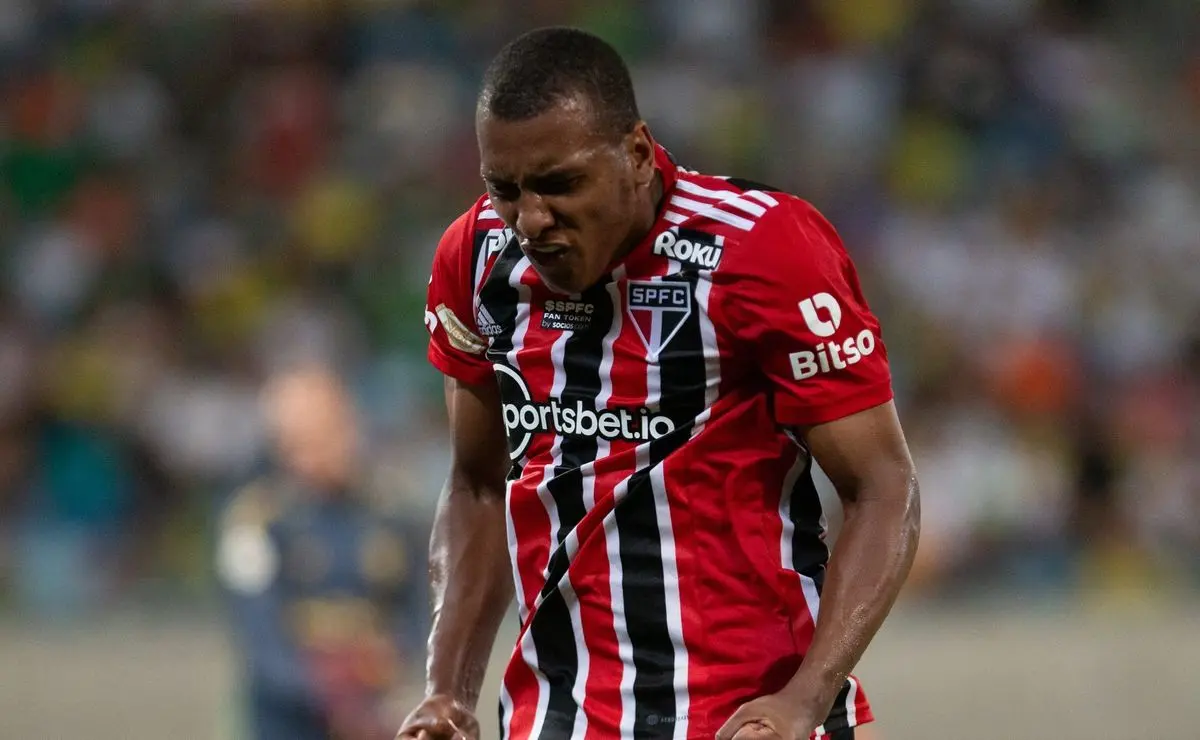 Internacional Inicia Conversas para Contratar Zagueiro da Premier League