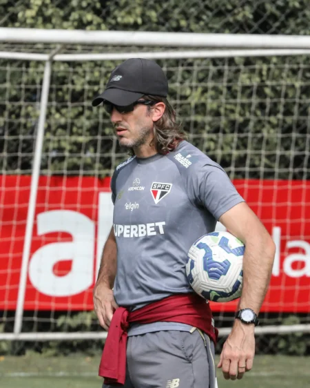 São Paulo Avalia Zubeldía e Busca Novo Treinador; Crespo em Foco