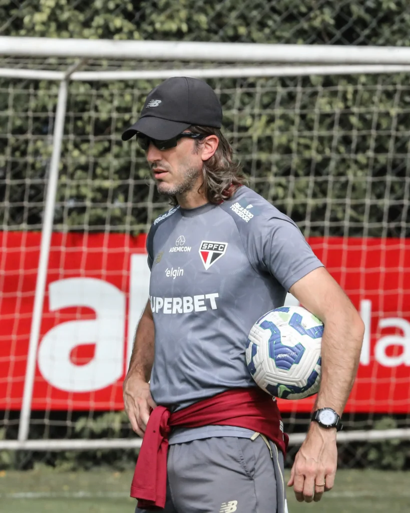 São Paulo Avalia Zubeldía e Busca Novo Treinador; Crespo em Foco