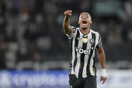 Marlon Freitas analisa dificuldades do Botafogo em vitória contra o Seattle: "É preciso aprender"