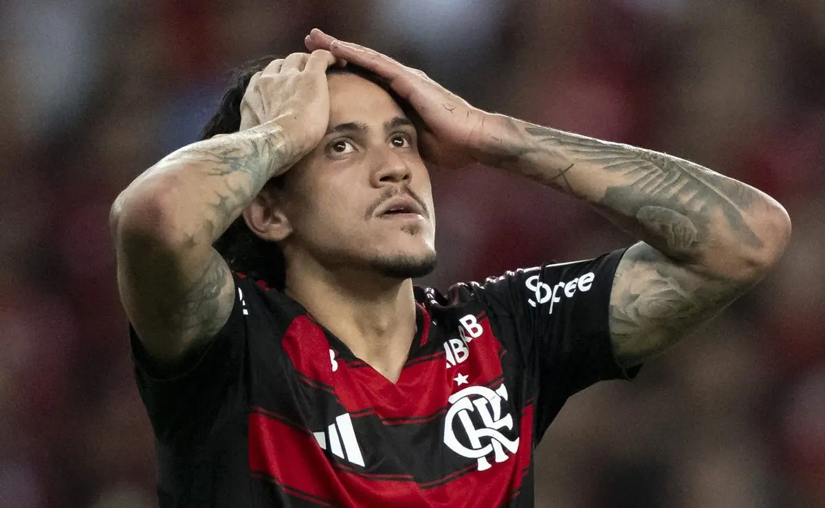 Pedro e Filipe Luís no banco: a insatisfação da torcida no Mundial.
