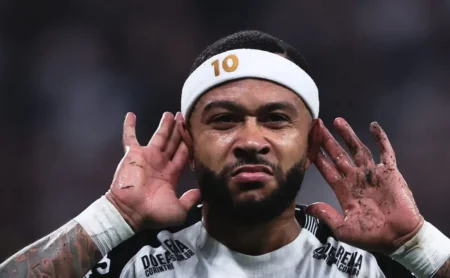 Corinthians Disposto a Vender Memphis Depay e Impõe Condições Financeiras Altas ao Besiktas