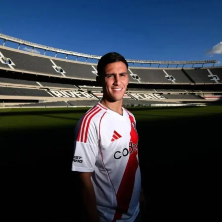 Meia que aciona o Corinthians na Fifa por R$ 40 milhões busca vaga no River na Copa.