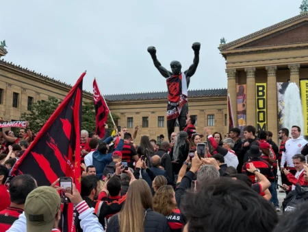 Festa da torcida flamenguista em frente à estátua de Rocky Balboa antes da estreia no Mundial de Clubes