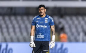 João Paulo busca lugar no Santos após lesão e elogia fase de Brazão