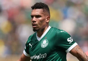 Médico do Palmeiras explica a nova cirurgia de Paulinho: "Não queremos que ele se coloque em risco"