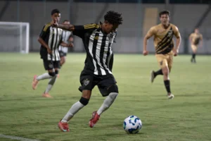 Promessa da base do Atlético-MG firma acordo com alta multa rescisória
