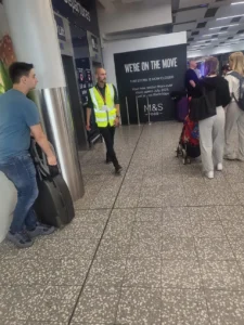 Técnico é flagrado em aeroporto após saída de clube da segunda divisão inglesa