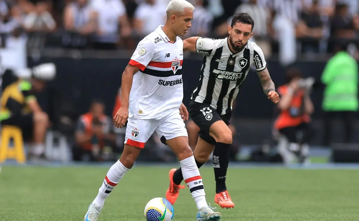 Trio da base pode assumir lateral do São Paulo com a saída de Igor Vinícius