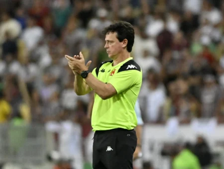 Vasco prioriza contratação de atacante para reforçar ataque sob comando de Diniz