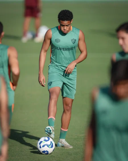 A volta de Matheus Reis ao Fluminense após uma lesão no joelho