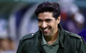 Abel Ferreira elogia Bruno Fuchs e destaca a importância do zagueiro no Palmeiras