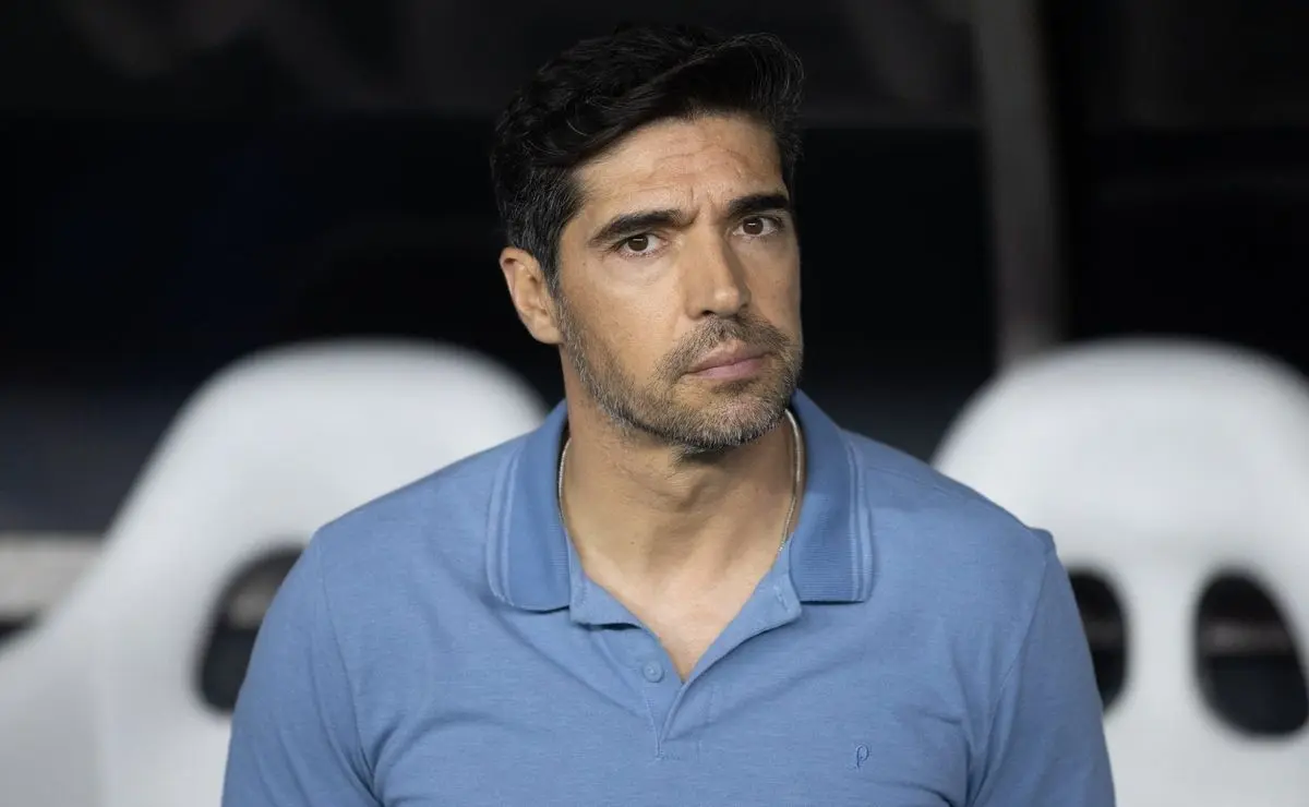 "Abel Ferreira lamenta eliminação do Palmeiras no Mundial de Clubes: Uma derrota dura"