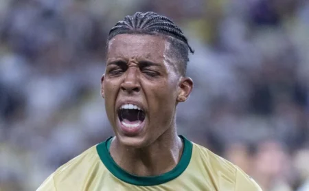 "Alerta ao Palmeiras: Abel chama a atenção de Velloso sobre titularidade de Vanderlan contra o Chelsea"