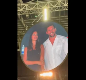 Ao lado de Antonela, Messi é ovacionado em show do Cold Play em Miami