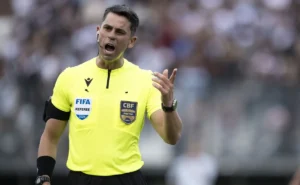 Após expulsar Léo Jardim, CBF pode afastar Flávio Rodrigues de Souza dos gramados por 5 jogos.