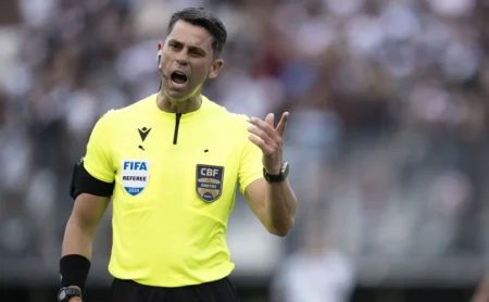 Após expulsar Léo Jardim, CBF pode afastar Flávio Rodrigues de Souza dos gramados por 5 jogos.