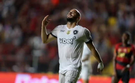 Arthur Cabral sofre críticas pesadas após gol anulado pelo Botafogo nas redes sociais