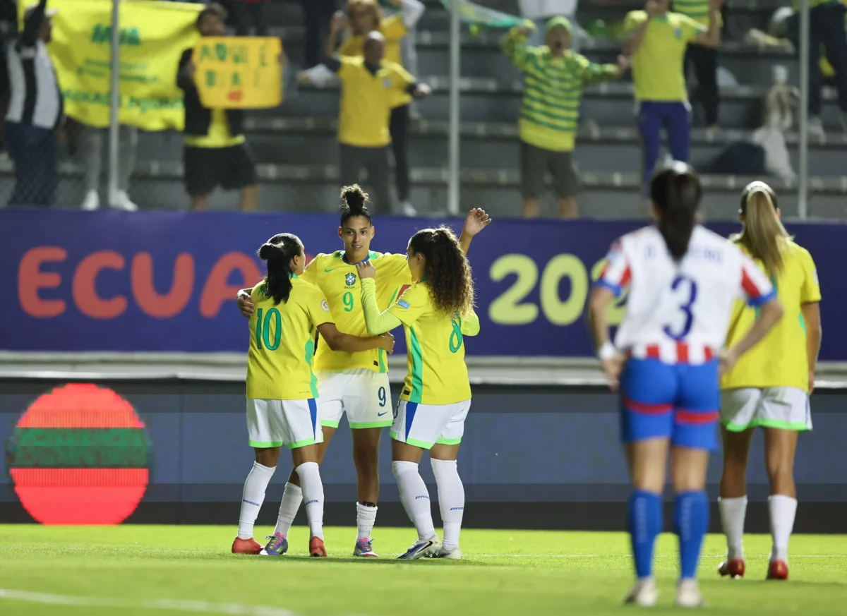 Arthur Elias destaca grande atuação do Brasil na goleada contra o Paraguai.