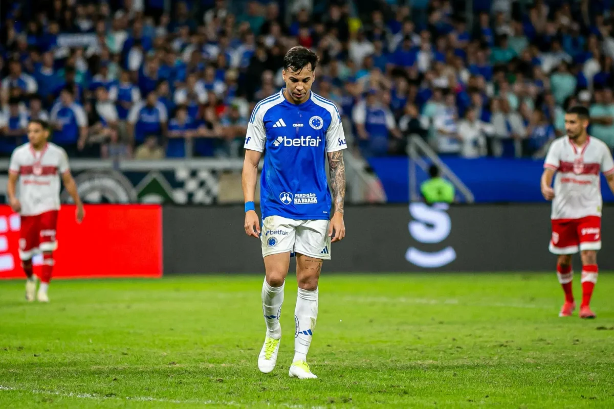 Atacante do Cruzeiro questiona lance não marcado em jogo contra o CRB: "Muito pênalti"