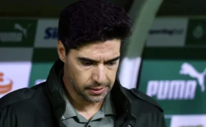 Atitude de Abel Ferreira com Luigi é criticada em Palmeiras x Grêmio após técnico improvisar atacante