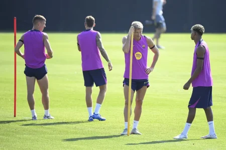 Barcelona suspende viagem de pré-temporada por devedor de quase R$ 100 milhões