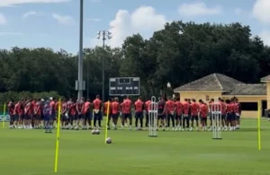 Bayern de Munique homenageia Jota e seu irmão com um minuto de silêncio antes de treino.