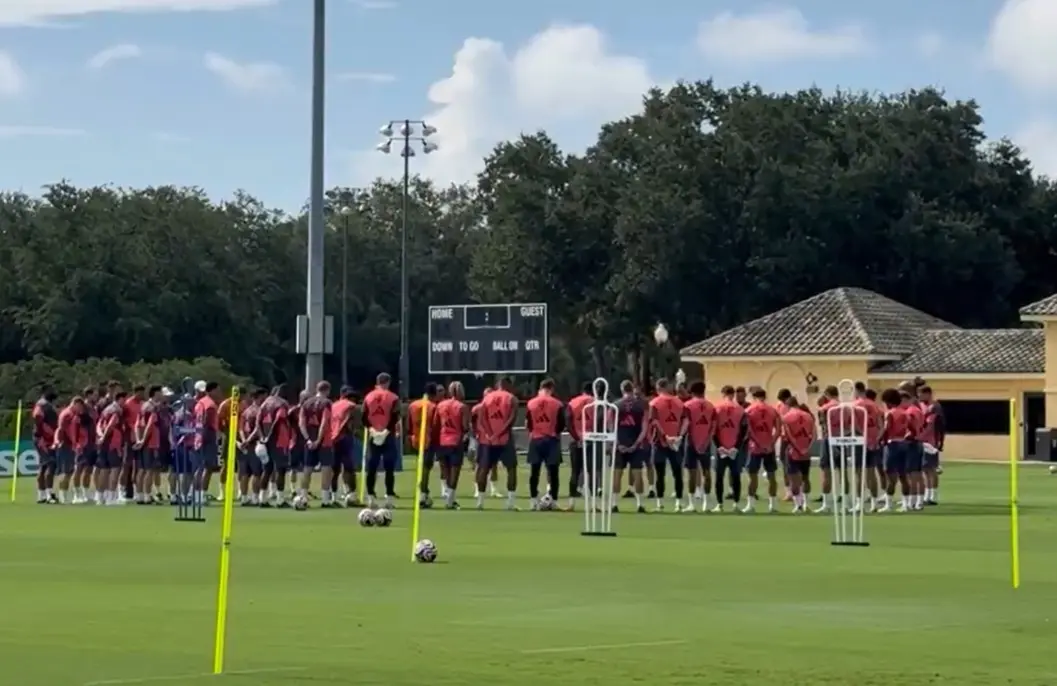 Bayern de Munique homenageia Jota e seu irmão com um minuto de silêncio antes de treino.