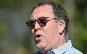 Bilionário angolano procura Marcelo Teixeira para investir no Santos.