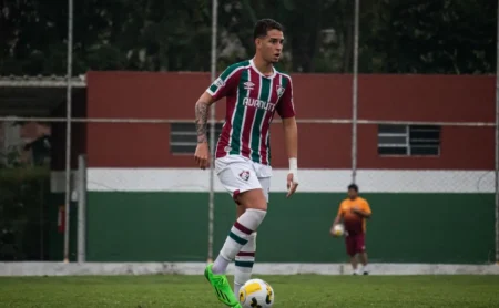 "Botafogo tenta contratar Agner, mas sofre veto do Fluminense"