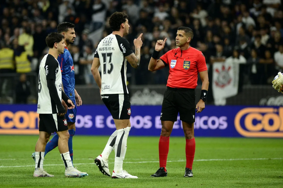 CBF divulga análise do VAR de pênalti polêmico em Bragantino x Corinthians.