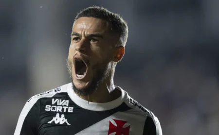 Caso Coutinho rescinda com o Aston Villa, ele deve usar número diferente no Vasco.