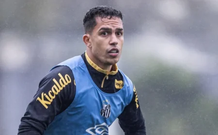 Cléber Xavier aprova a chegada de novo lateral e Igor Vinícius receberá mais espaço