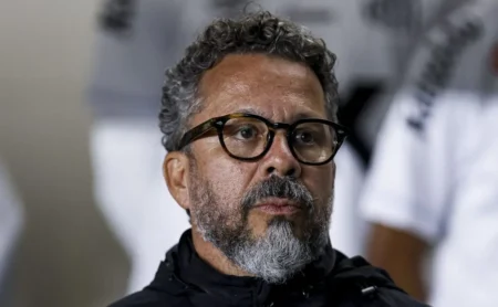 Cléber Xavier está pressionado no Santos: Vagner Frederico afirma que ele será demitido se não vencer o Juventude