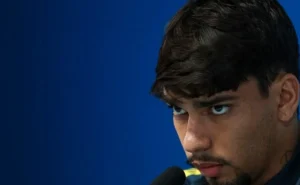Contratação de Lucas Paquetá pelo Flamengo enfrenta obstáculos após West Ham elevar valor de R$ 224 milhões