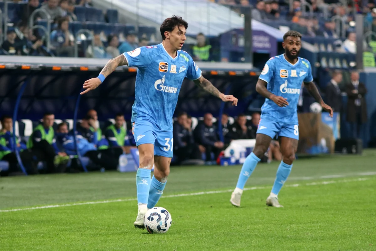 "Corinthiano exilado se consolida na lateral russa"