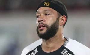 "Corinthians ainda aguarda decisão sobre rescisão de Memphis Depay após confronto contra o Palmeiras"