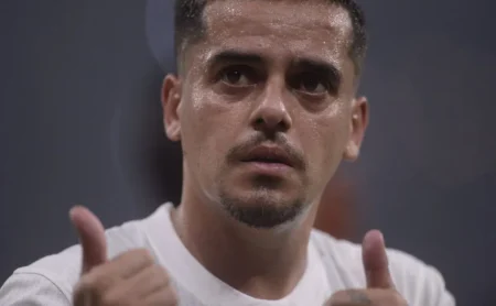 Corinthians e Cruzeiro planejam o futuro de Fagner após 2026