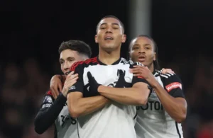 "Corinthians entra em negociação para contratar Carlos Vinícius"