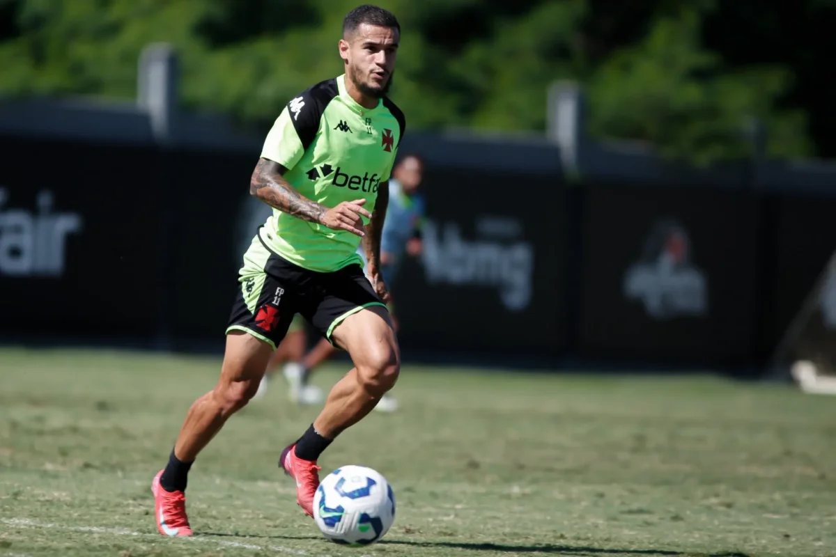 Coutinho continua treinando no Vasco sem contrato com autorização da Aston Villa.