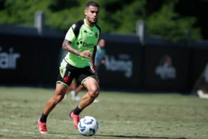 Coutinho continua treinando no Vasco sem contrato com autorização da Aston Villa.