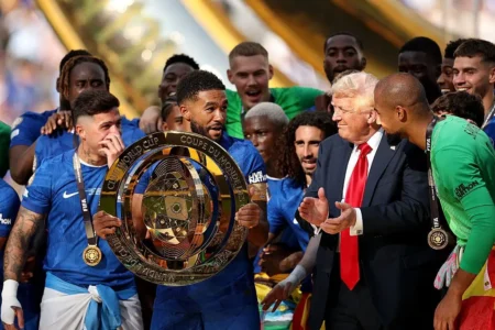 Cucurella relembra momento inesquecível de Trump no pódio da Copa de Clubes.