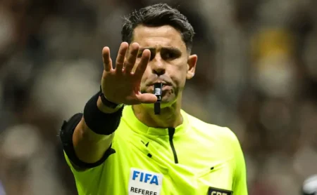 Decisão da CBF sobre expulsão de Léo Jardim em Internacional x Vasco é confirmada