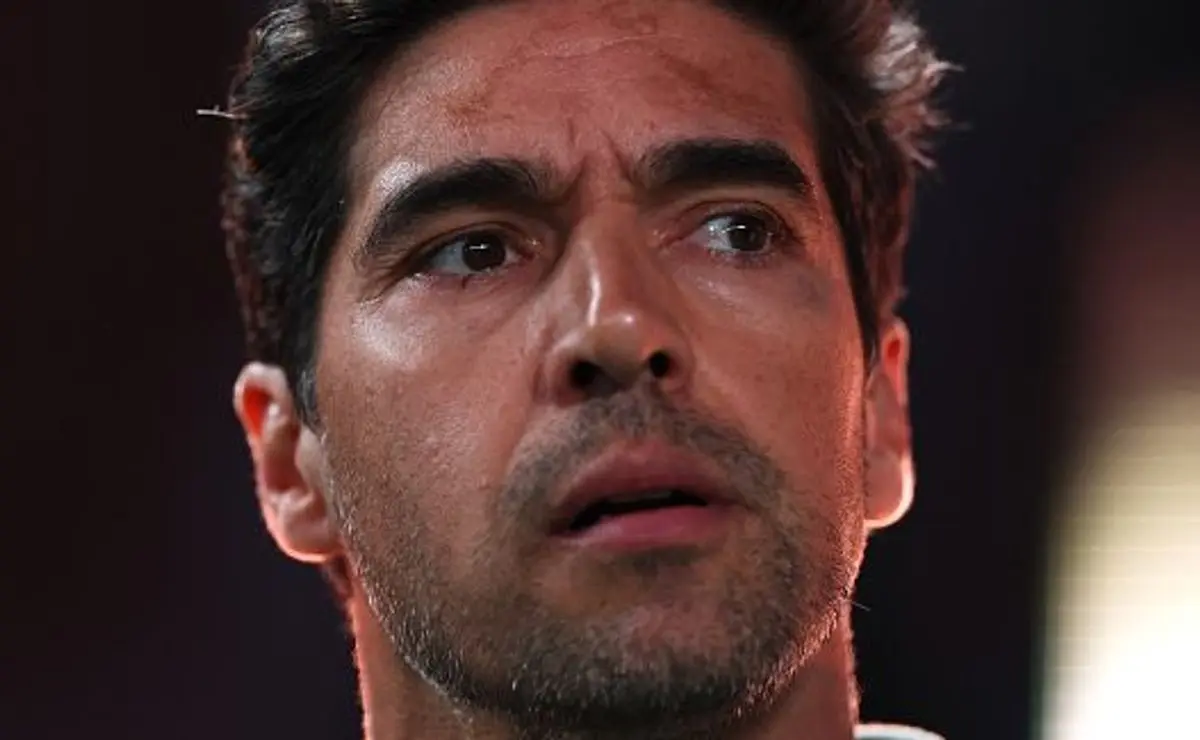 Demissão de Abel Ferreira do Palmeiras após eliminação do Mundial é descartada, mas pressão sobre Leila Pereira aumenta.