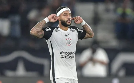 "Depay se Irrita com Falhas no Corinthians e Cobrança com Celebrante de Gol"