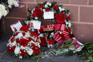 Diogo Jota é homenageado por torcedores do Liverpool nos arredores de Anfield
