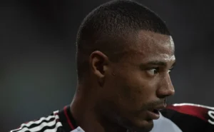 Elenco do Flamengo racha com setor médico após polêmica envolvendo De La Cruz